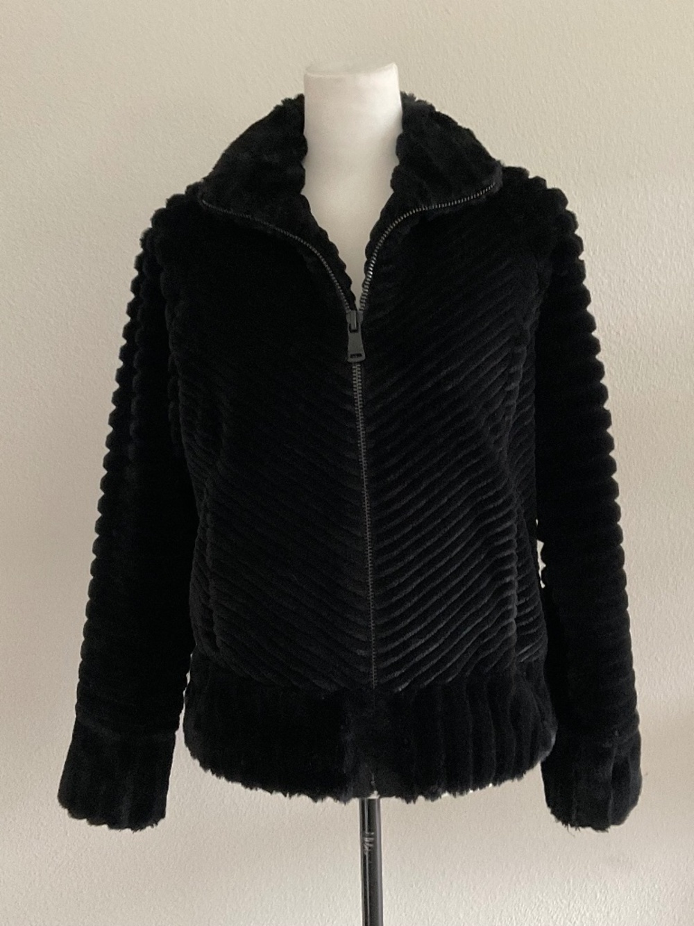 BERNARDO Chevron Ribbed Bomber Jacket in Black Faux Fur Size Extra Small NEW